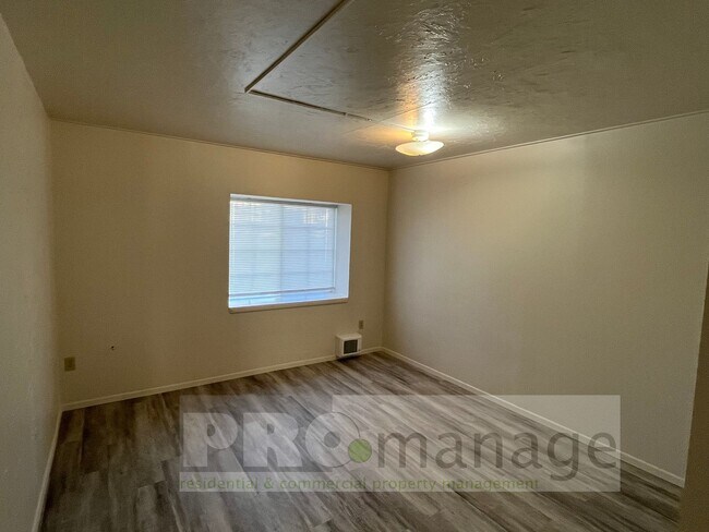 Foto del edificio - 576 - 596 N. Boulevard