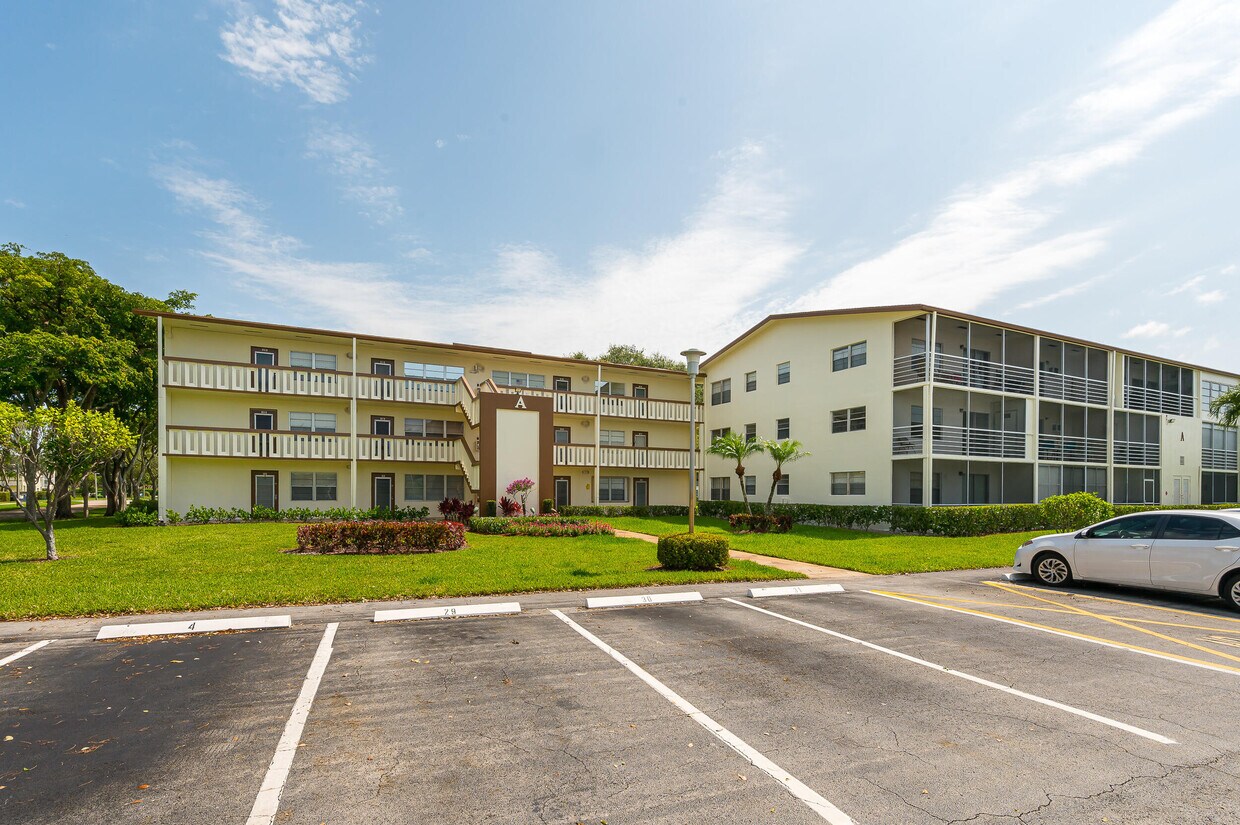 17 Mansfield A, Boca Raton, FL 33434 Condo for Rent in Boca Raton, FL