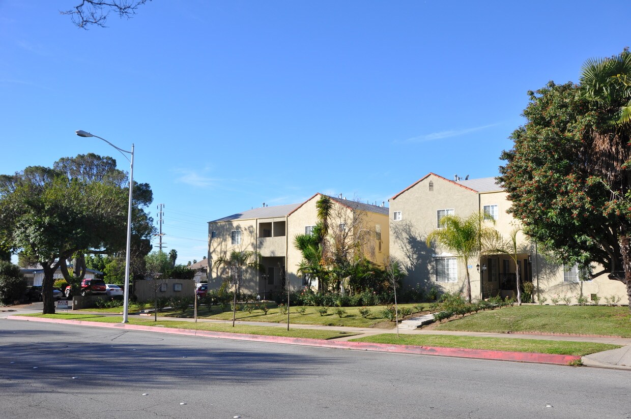 Building Photo - 1120 Huntington Dr