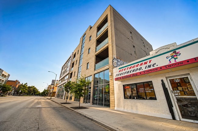 Building Photo - 815 N Ashland Ave