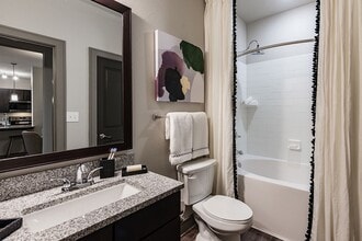 Building Photo - 1930 Kingsley Dr