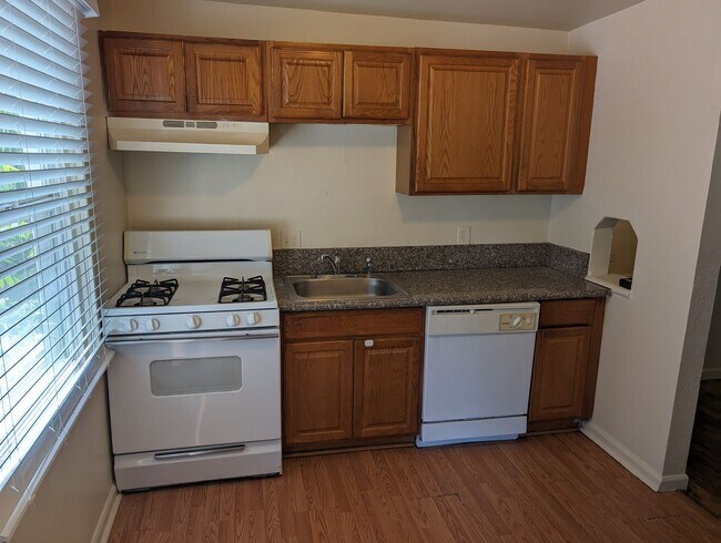 Building Photo - Cozy Aurora Condo