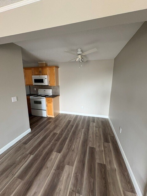 Building Photo - Freshly updated top floor unit!