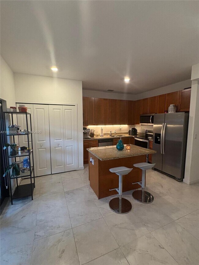 Foto del edificio - 13360 Tropical Ave