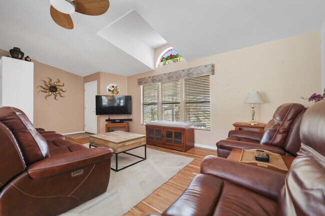 Foto del edificio - 60781 Painted Hills Rd