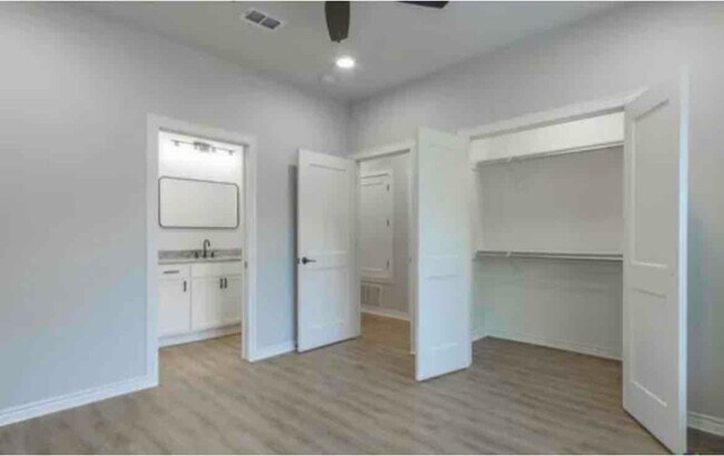 Building Photo - 2112 Oak Hollow St