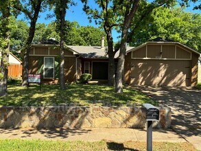Building Photo - 3801 Hackberry Ln
