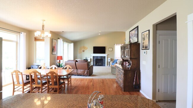 Foto del edificio - 4/2.5 home in NW Redmond with rv/boat pad ...
