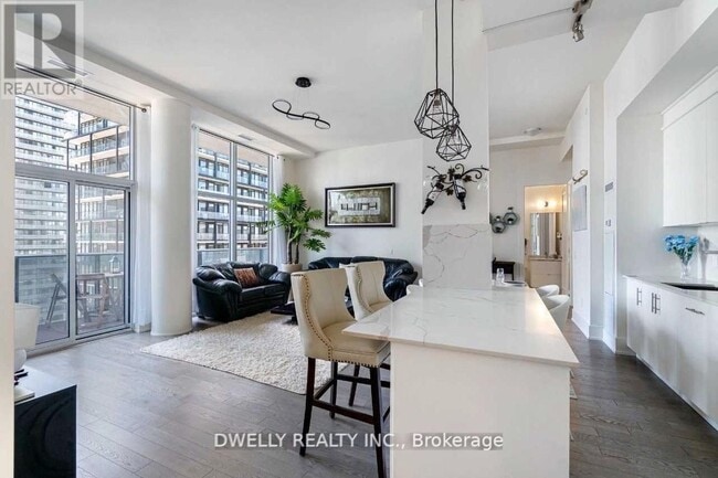 Building Photo - 330 Richmond St W