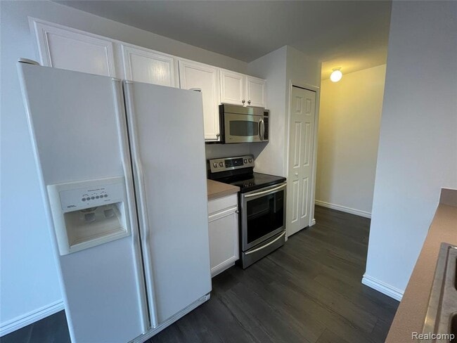 Building Photo - 38821 Country Cir