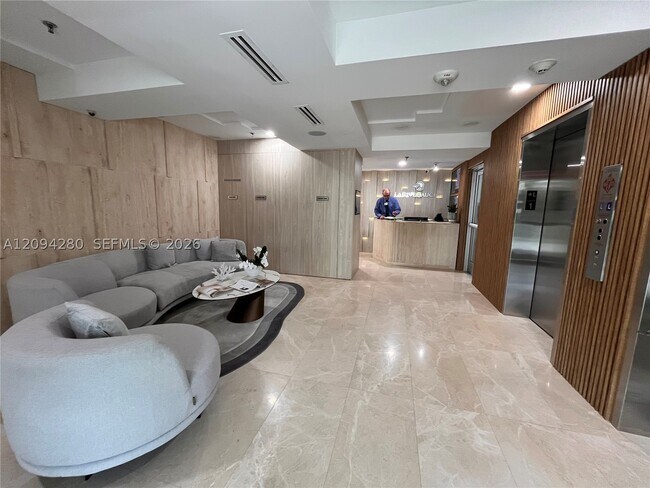 Foto del edificio - 5880 Collins Ave