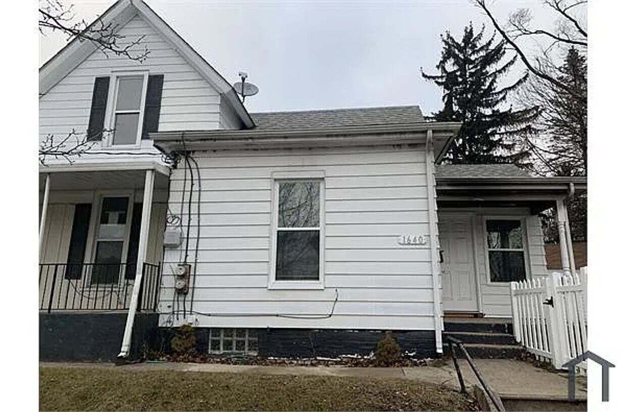 Primary Photo - Price Reduced - $1090/month!! 2 bedroom 1 ...