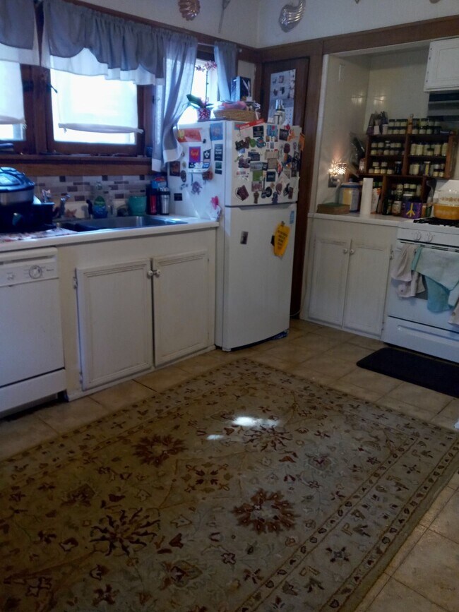 ¡Enorme cocina con lavavajillas! - 1310 N Hawley Rd