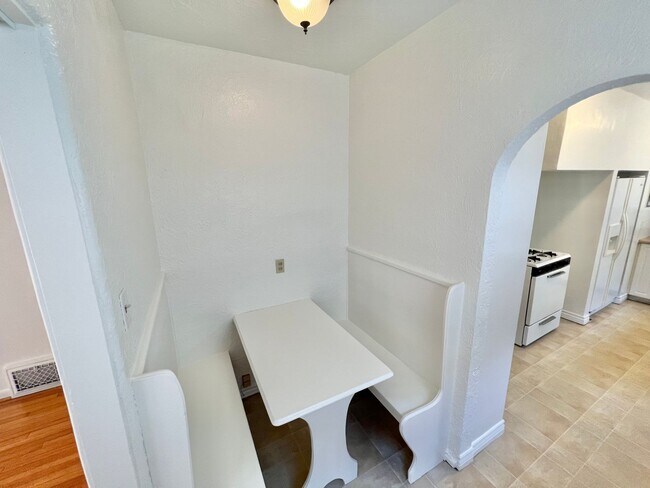 Foto del edificio - Charming Belmont Shore 2BD/1BA in Spanish-Style Duplex | Garage Included