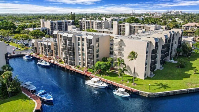 Foto del edificio - 8 Royal Palm Way