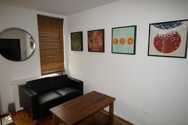 Foto del edificio - 321 W 51st St