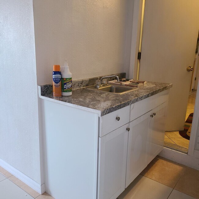 Foto del edificio - ROOM WITH PRIVATE ENTRANCE AND BATHROOM IN DELTONA UTILITIES INCLUDED