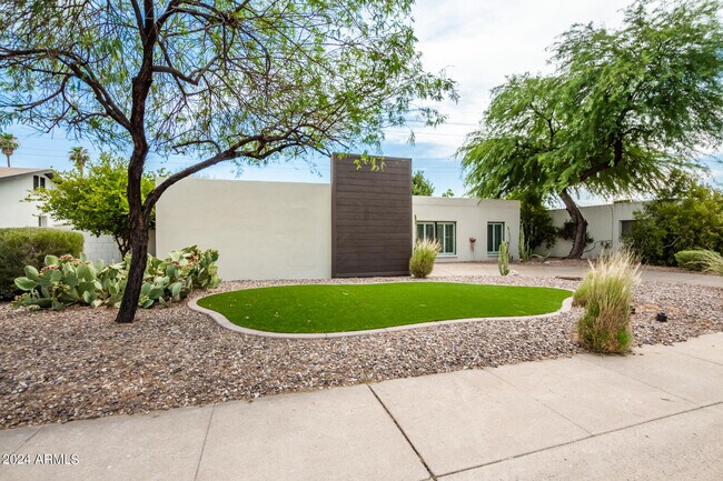 Building Photo - 8219 E Crestwood Way