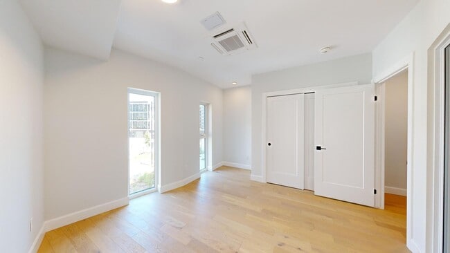 Building Photo - AMAZING THREE LEVEL THREE BEDROOM TOWNHOME IN WEST FIVE