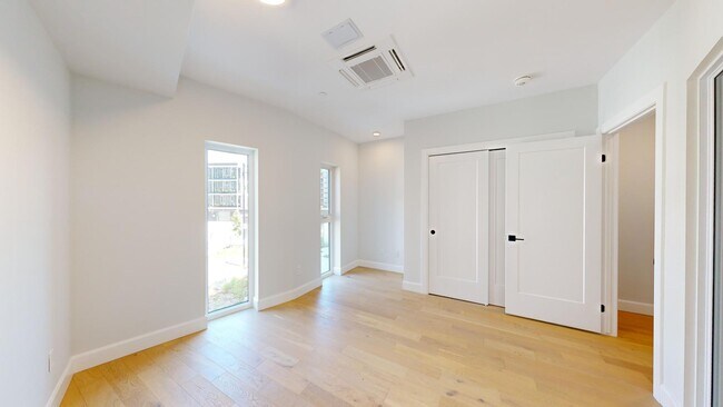 Photo du bâtiment - AMAZING THREE LEVEL THREE BEDROOM TOWNHOME IN WEST FIVE
