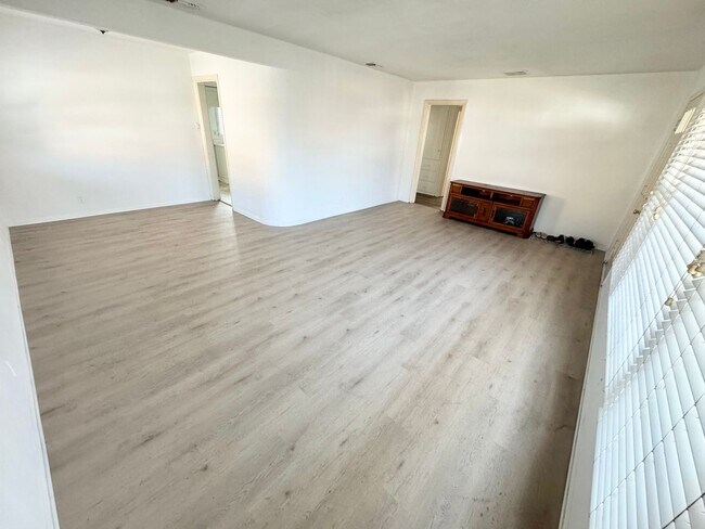 Building Photo - *** 2 bed 1 bath Single family Home in Tem...