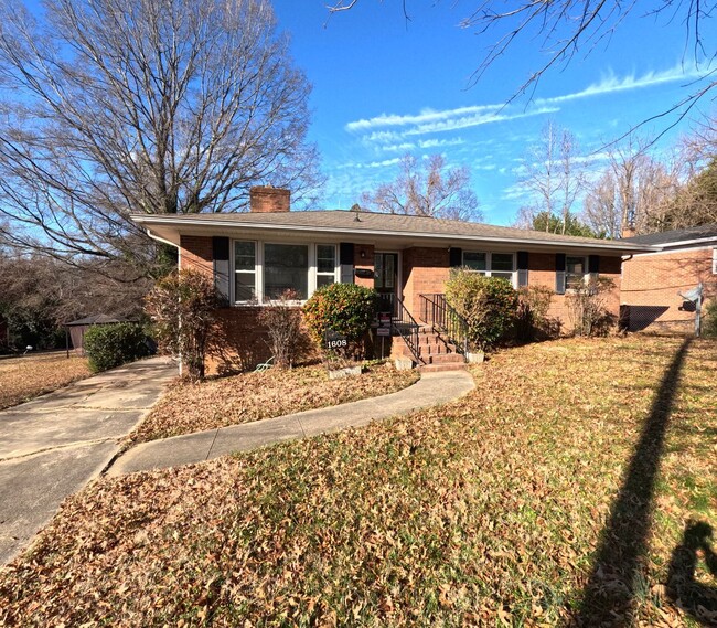 Building Photo - Beautiful 3 Bed 2 Bath Home Located In Greensboro