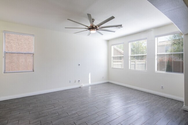 Foto del edificio - A MUST SEE 3BD/2.5BA SINGLE FAMILY HOME!