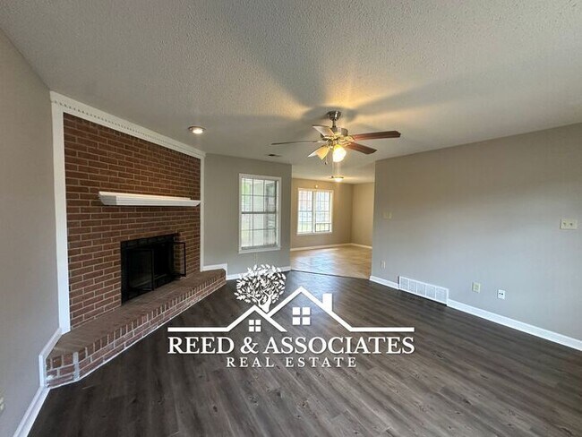 Foto del edificio - Spacious: 3 Bedroom in Bartlett!