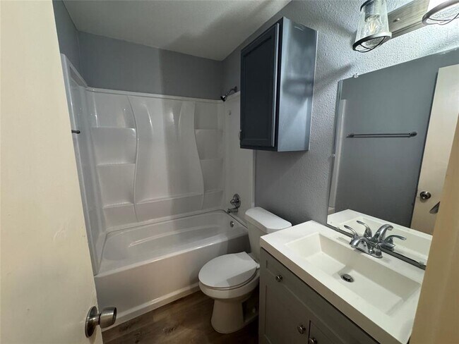 Foto del edificio - 7234 Ellington Cir