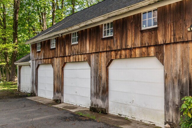 Building Photo - 8 Southbury Rd