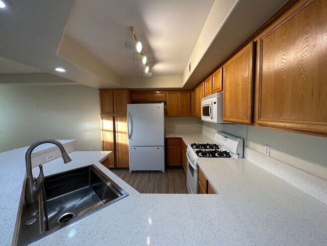 Building Photo - Mariposa Condo