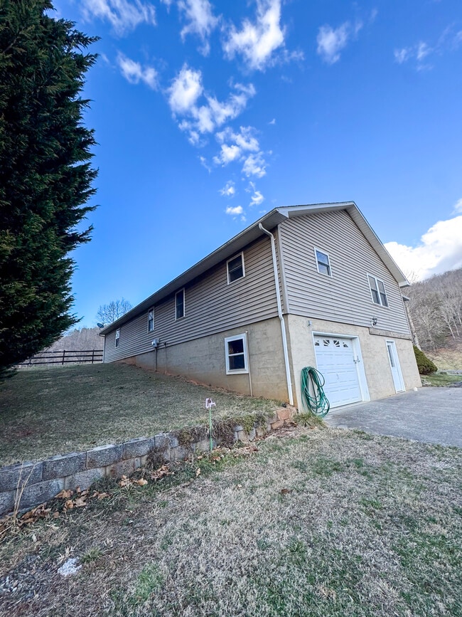 Building Photo - 74 Lockes Way