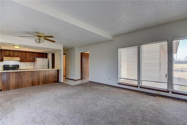 Building Photo - 3 Bedroom/2Bath/2Car Duplex- 2 Car Garage-1.5 from Chilsholm Creek