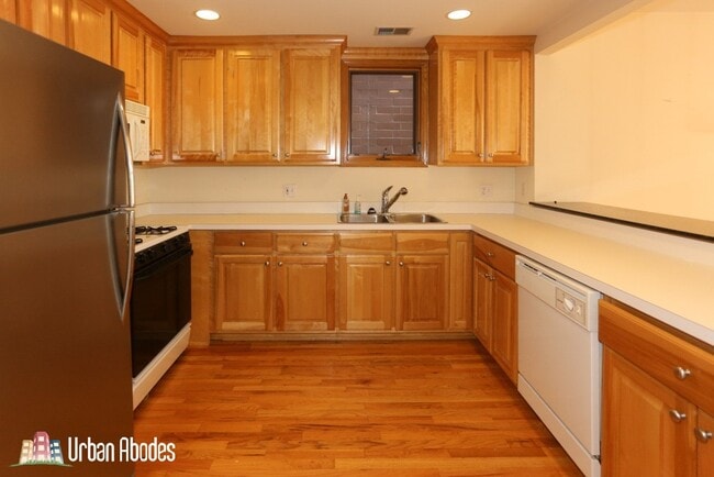 Foto del edificio - 824 W Buckingham Pl