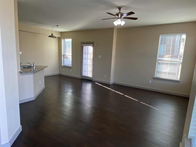 Building Photo - 3605 Valley Vista Dr