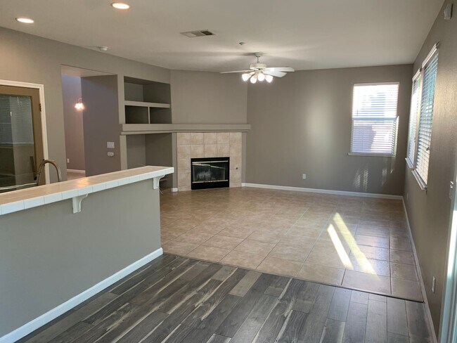 Building Photo - Beautful 4 Bedroom, 2.5 Bath Deer Ridge Ho...
