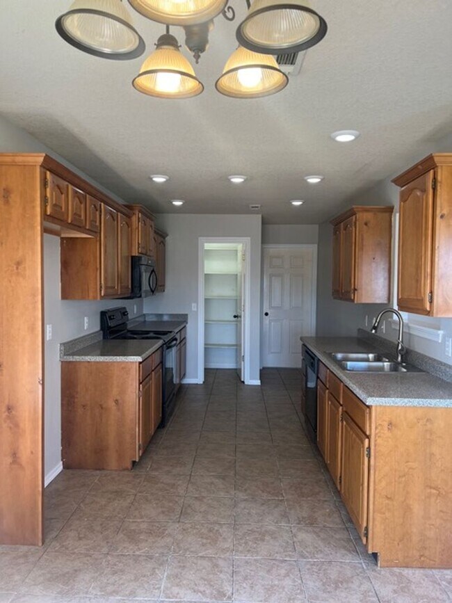 Building Photo - 4 bedroom, 2 bath single family home in Ro...