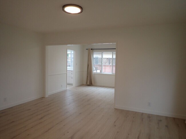 Building Photo - Single Family House in Desirable Neighborhood
