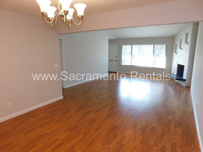 Foto del edificio - Wonderful Sierra Oaks 3bd/2ba Duplex with 2 Car Garage