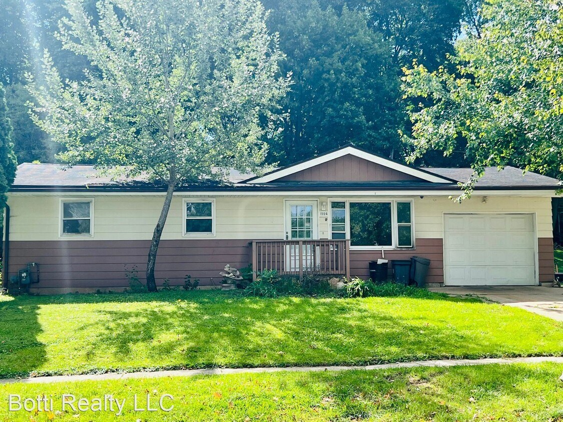 3 br, 1 bath House 1524 Iris Ave House Rental in Rockford, IL