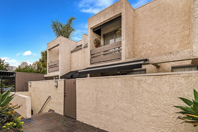 Foto del edificio - 960 N San Vicente Blvd