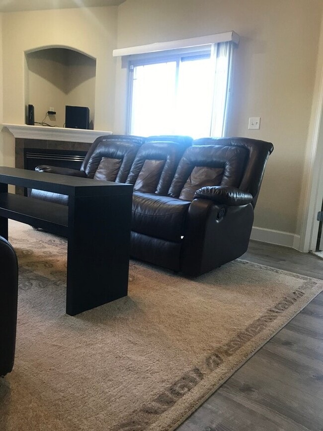 Building Photo - Spacious 2nd Floor 2 Bed, 1 Bath Condo in ...