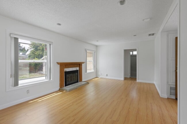 Building Photo - Charming 3 Bedroom / 1.5 Bathroom Home in ...