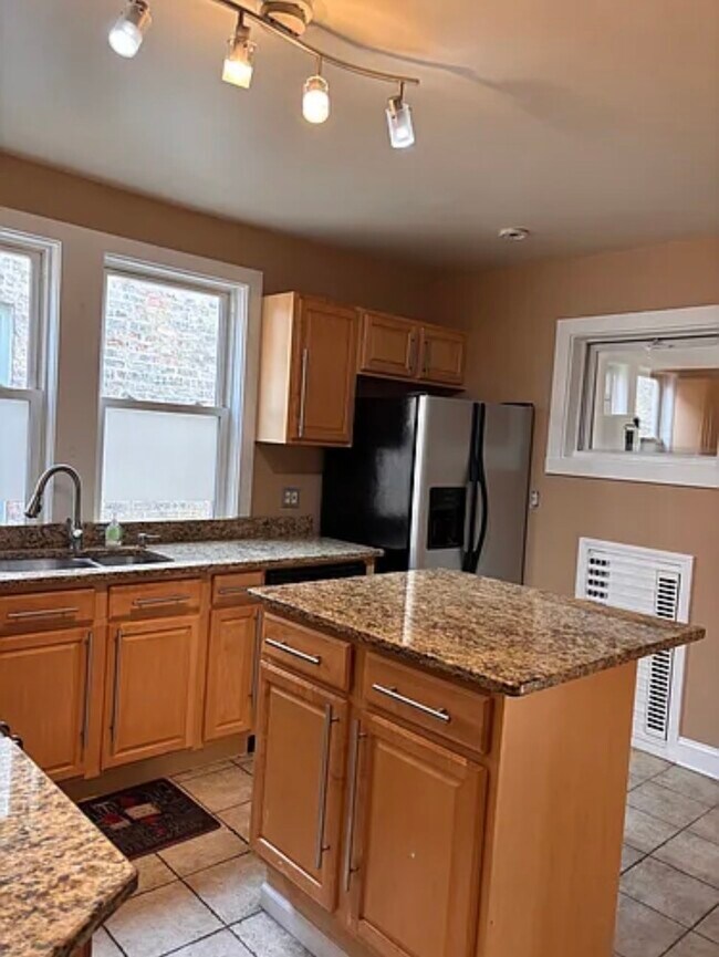 Foto del edificio - 5642 N Bernard St