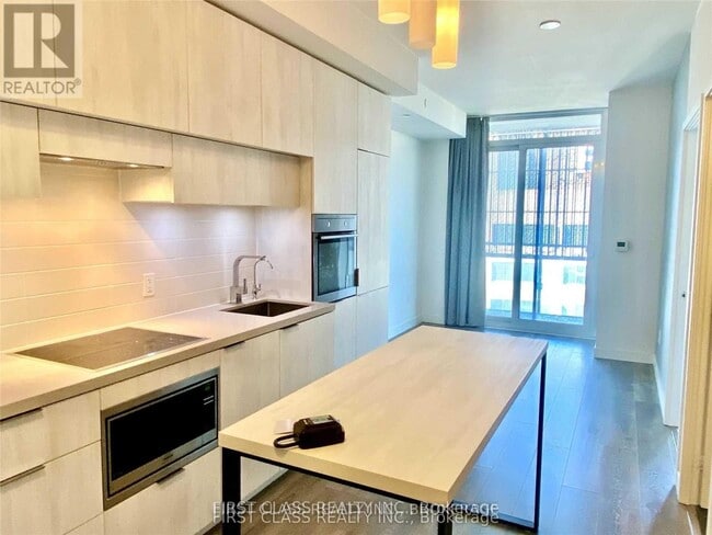 Photo du bâtiment - 8 Eglinton Ave E