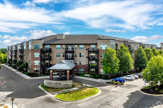 Building Photo - The Legends at Silver Lake