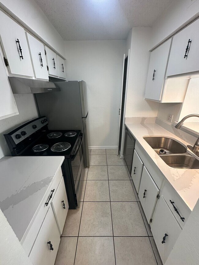 Foto del edificio - 1725 Ridge Oak Pl