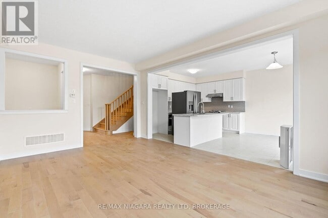 Photo du bâtiment - 400 Eastbridge Ave