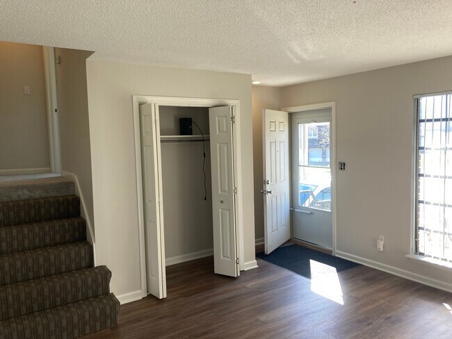 Building Photo - 1404 E Willow Dr