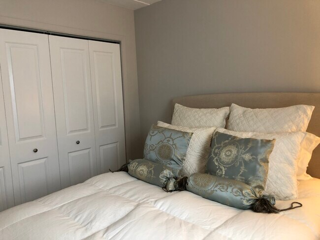 1st Bedroom Photo #1 - 733 N Western Ave